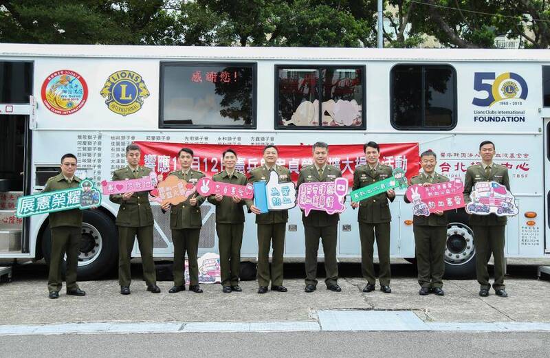 憲兵官兵們用捐血的善舉，親身傳達憲兵對社會的關懷。（取自軍聞社）