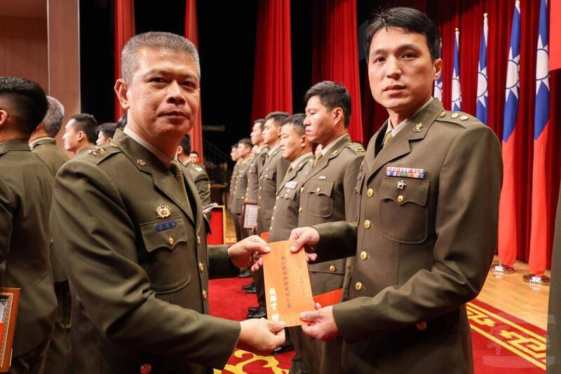 憲兵指揮部指揮官鄭禎祥中將在今日的憲兵節大會上，為戰備有功人員頒獎。（取自軍聞社）