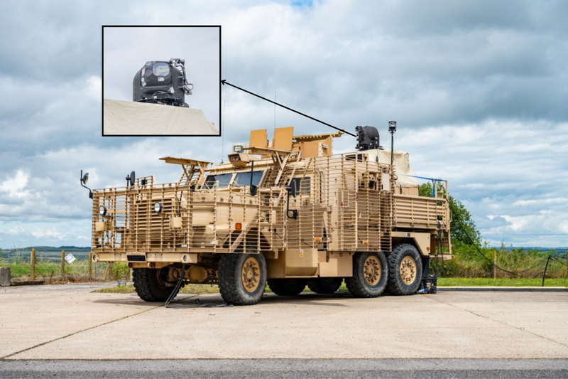 英國國防部宣布，皇家陸軍裝有雷射導能武器的「獵狼犬」裝甲車，日前在拉德諾靶場首度以高能雷射光燒毀無人機，首創實射紀錄。（取自英國國防部；記者陳治程合成）