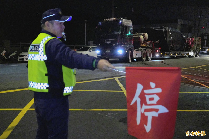 我國向美採購首批38輛M1A2T戰車於今（16）日清晨4點已全數開抵裝甲兵訓練指揮部，警方也派出人力支援交通管制。（記者劉宇捷攝）