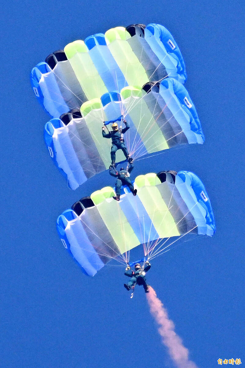 國防部今天在陸軍空訓中心展現傘兵實地跳傘訓練戰力，神龍小組人員以高超跳傘特技技巧，呈現高空滲透丶三人疊傘等高難度技巧，獲得全場讚歎喝采。（記者廖振輝攝）