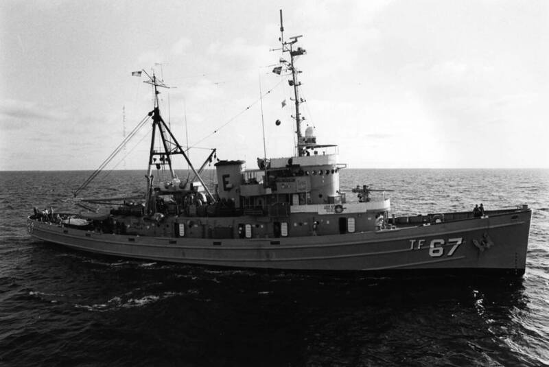 在美國海軍服役時期的大萬軍艦，其前身為「阿帕契號」（USS Apache, ATF-67）遠洋艦隊拖船。（圖片擷取自美國海軍遺產司令部）