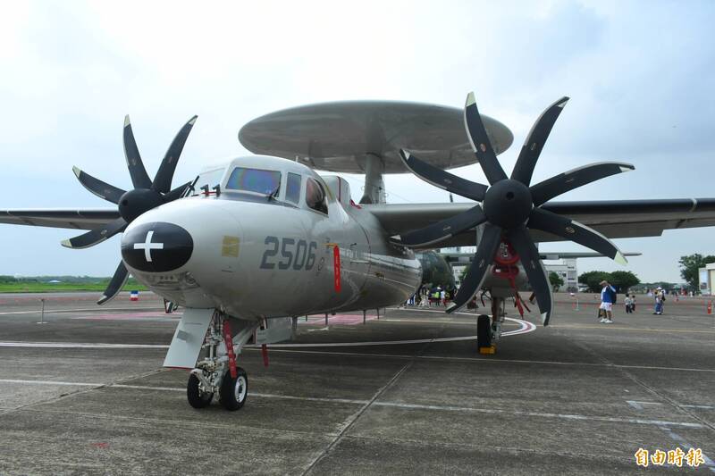 空軍現役E-2K預警機（圖）服役已久，因此，軍方持續向美國爭取採購E-2D預警機。（資料照）