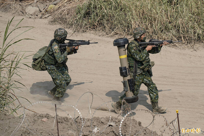 國軍官兵攜帶標槍飛彈參與「漢光演習」。（資料照）
