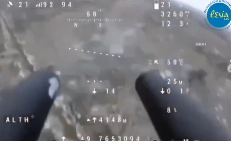 烏克蘭實現「無人機空戰」，以小火砲擊落俄羅斯無人機。（翻攝自影片）