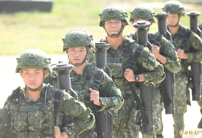 圖為今（2024）年11月於陸軍南測中心參與「紅隼」火箭彈實彈射擊的一年義務役士兵。（本報資料照，記者王藝菘攝）