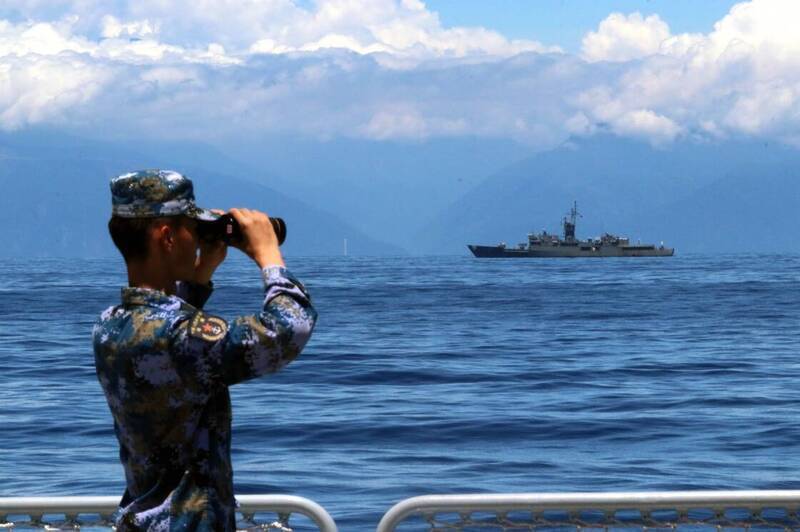 「蘭陽」軍艦近年來經常擔任監控共艦侵擾的任務艦，本月除役可說是功成身退。圖為共艦官兵持望遠鏡觀看我國軍艦監控的情形，依據照片所示，執行貼近監控共艦任務的我國軍艦，為舷號935的蘭陽號軍艦。（圖：取自新華網）