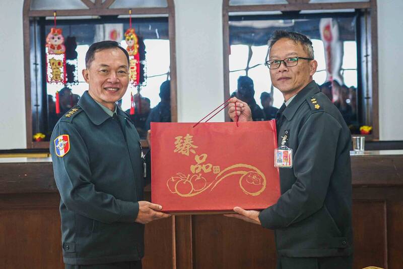 新任國防部軍備副部長鍾樹明上將，代表部長顧立雄贈送水果禮盒，犒勞官兵辛勞。（圖：軍聞社提供）