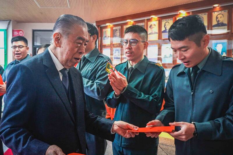 軍友社榮譽理事長李棟樑今天往五指山國軍公墓管理組頒贈慰問金、慰問品，犒慰官兵戍守辛勞。（圖：軍聞社提供）