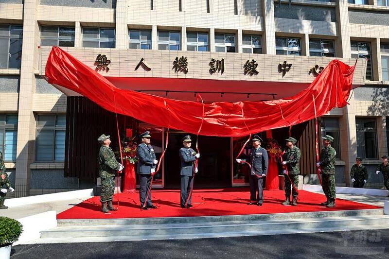陸軍司令呂坤修上將主持陸軍教準部無人機訓練中心編成典禮。（圖：青年日報丶軍聞社）