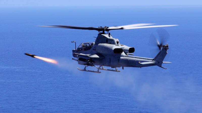 圖為一架美軍陸戰隊AH-1Z直升機，去年6月於沖繩外海首度發射AGM-179飛彈。（美軍DVIDS網站）