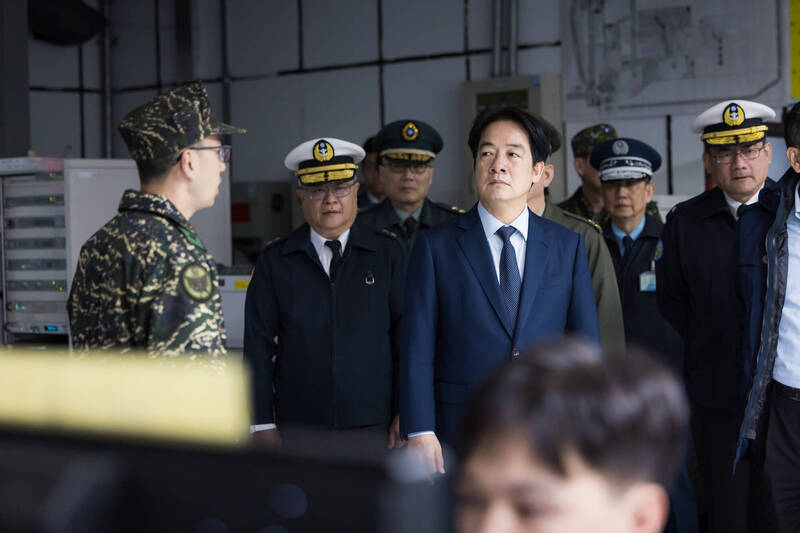 總統賴清德昨（21）日前往「海軍富岡雷達站」視導海情作業，並以「迅指系統」與舷號1203的西寧艦上官士兵通話。（總統府提供）