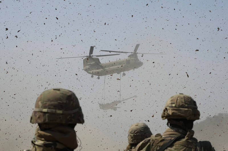 美軍M777榴彈砲可透過CH-47直升機吊掛。（美聯社）