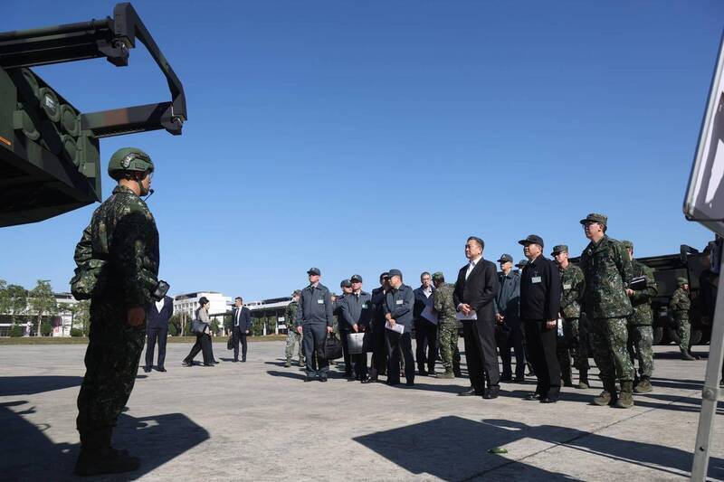 立法院外交及國防委員會（簡稱立院外委會）在本月6日考察陸軍新型砲兵裝備「海馬斯」（HIMARS）多管火箭系統接裝情形。立委王定宇在臉書發佈考察照片，照片左上為海馬斯系統的火箭發射箱一角。（取自立委王定宇官方Facebook）