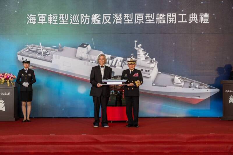 海軍輕型巡防艦反潛型原型艦已於去年1月動工，中信造船董事長韓碧祥（左）、海軍司令唐華上將（右）出席典禮。（資料照，讀者提供）