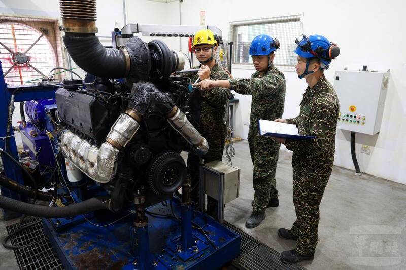官兵在馬力測試間，檢查引擎狀況。（圖片取自軍聞社）