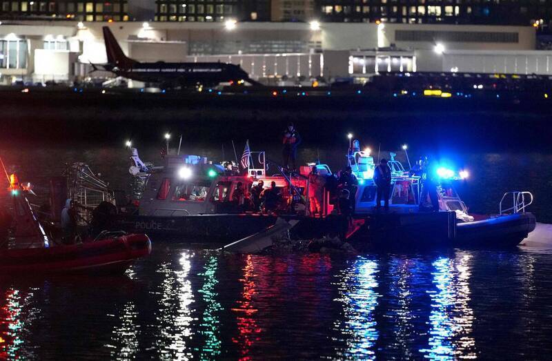 美國航空客機在華府與黑鷹直升機發生對撞空難，造成67人死亡。圖為當局搜救行動。（法新社）