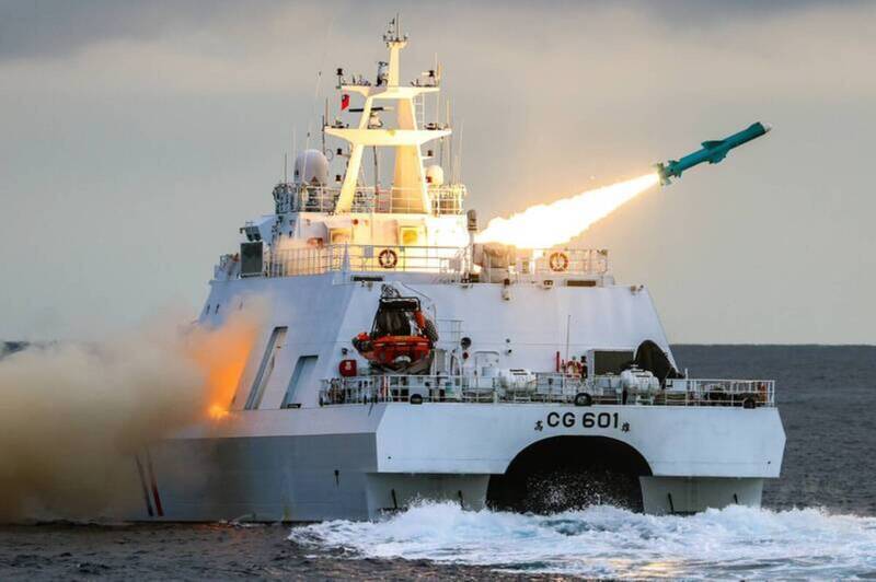 海巡署的「安平級」巡防艦其艦體設計與海軍「沱江級」大致相同，也有配置反艦飛彈的發射空間及管線，因此裝掛發射箱進行運作。圖為海巡高雄艦射擊雄二飛彈。（國防部提供）