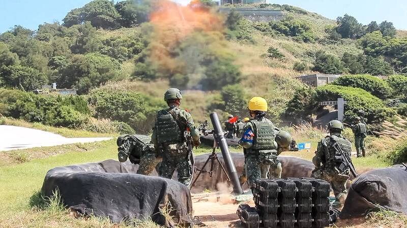 隸屬於後備指揮部的18個縣市後備旅，其最大口徑火砲為120公厘迫擊砲。圖為操作該型砲的陸軍官兵。（取自陸軍臉書）