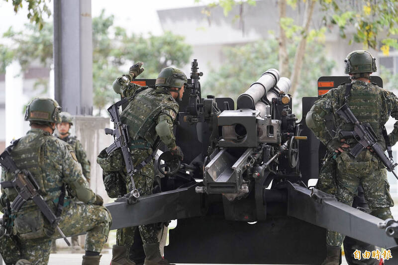 隸屬陸軍的步兵守備旅砲兵營可操作105公厘榴彈砲。圖為花防部混砲營操作105公厘榴彈砲情形。（資料照）
