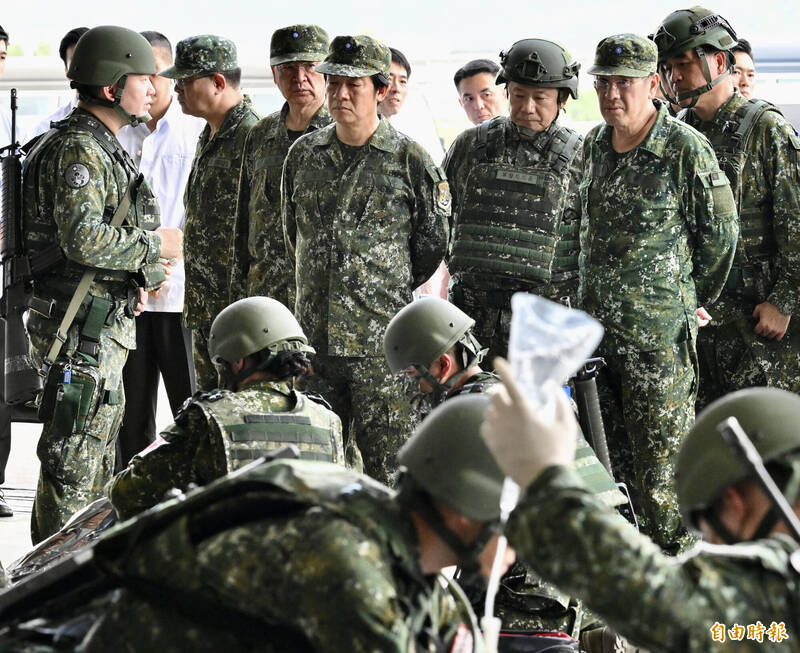 漢光40號演習期間，總統賴清德23日視察空軍第五聯隊操演傷患檢傷、分類及後送作業，國防部長顧立雄陪同。（資料照，記者塗建榮攝）