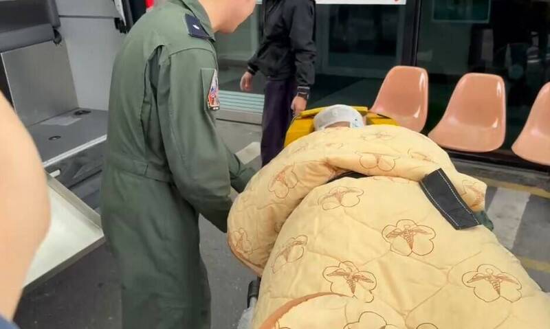 墜海獲救飛官送抵台東馬偕。（記者黃明堂翻攝）