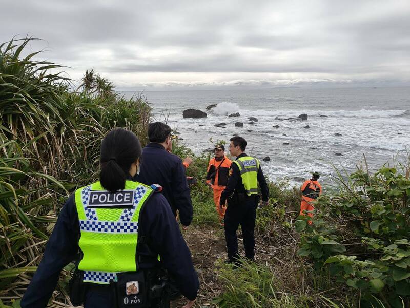 勇鷹高教機今天在都蘭鼻外海墜海，軍方及海巡人員進行陸岸及海面搜索機體。（記者黃明堂翻攝）