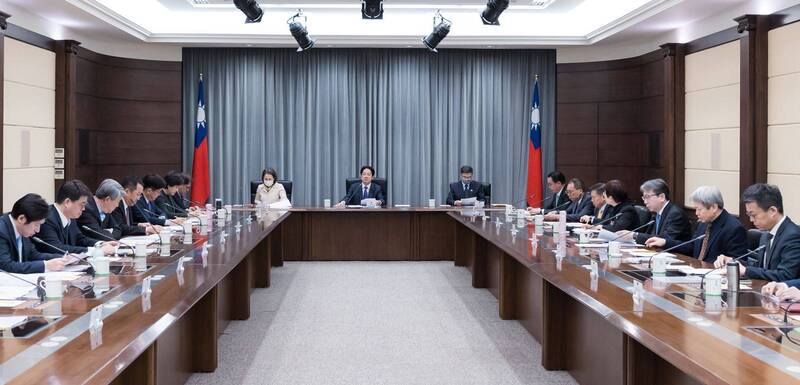 賴清德總統14日召開的國家安全高層會議，根據總統府發佈照片顯示，會議由賴清德總統為主席，主席桌的左右兩位分別是副總統蕭美琴丶行政院長卓榮泰。（圖：總統府網站）