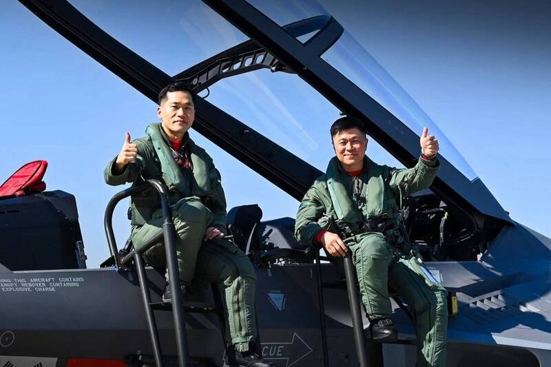 南韓空軍李英秀上將（右）今日在南部的泗川基地登上KF-21戰機並親自參加試飛。（圖片擷取自南韓空軍臉書／本報編輯）