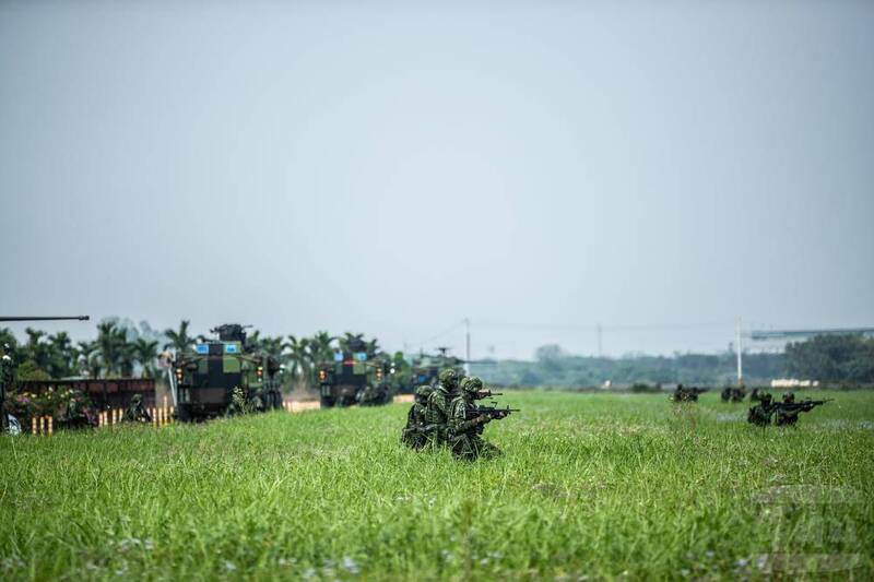 抵達戰術位置後，聯兵1營官兵隨即展開「反空機降」任務演練。（取自軍聞社）