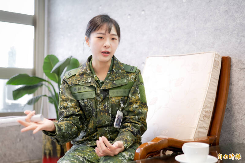 吳偲語103年入伍，為現任269旅連輔導長，出身於陸軍專科學校，從33、39化兵群開始、曾任化學測考中心裁判官、新訓中心領導士和陸軍司令部勤務營憲兵連輔導長。（記者劉宇捷攝）