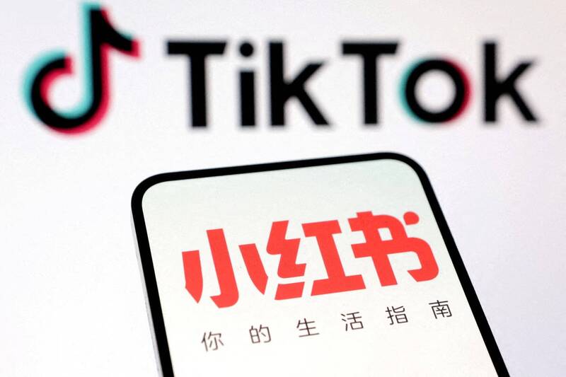 中國知名短影音社群「抖音」（Tik Tok，上）、新興社群「小紅書」（下）。（路透資料照）