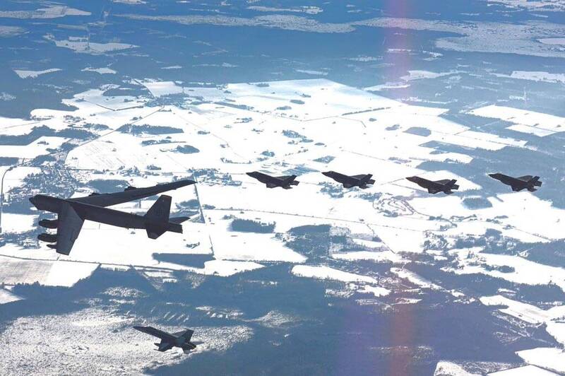 B-52於愛沙尼亞飛行期間，4架F-35A戰鬥機和2架F/A-18大黃蜂戰鬥機也升空與B-52會合，組成的7機「大雁隊型」編隊、低空衝場。（圖片擷取自芬蘭空軍的X帳號）