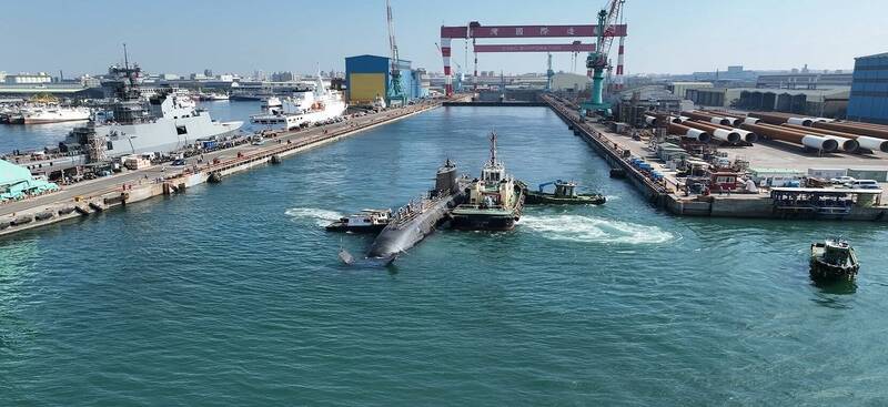 罕見！潛艦海鯤號（中）出塢，海巡雲林艦（左上）、海軍承德艦（左下）同框。（台船提供）