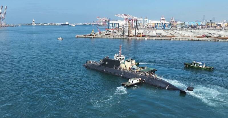 潛艦海鯤號浮移至測試碼頭，進行後續主機調校與繫泊試俥等測試。（台船提供）