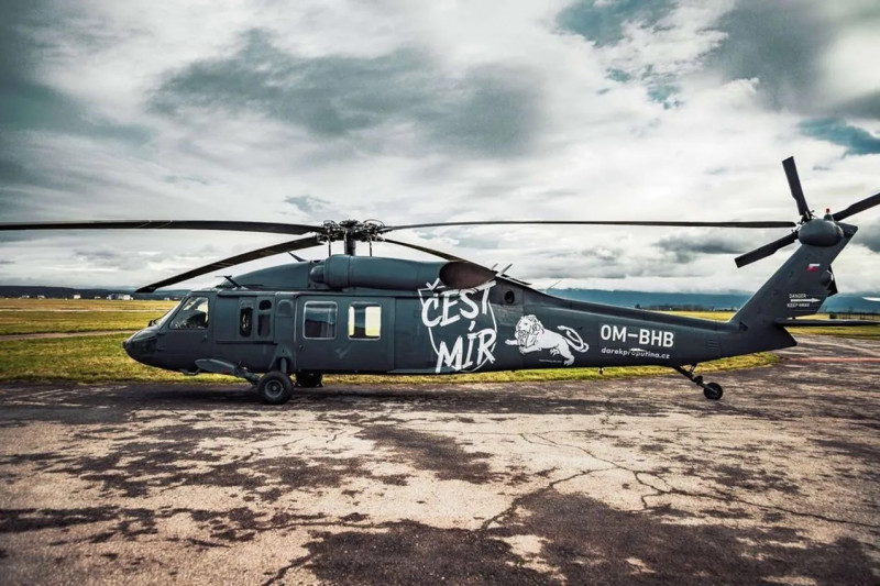 UH-60黑鷹直升機，由捷克「送給普廷的禮物」募款計畫購得，機身印有「ČEST, MIR」（捷克語，意為「榮譽，和平」）標誌，即將交付給烏克蘭。（取自Ｘ平台）
