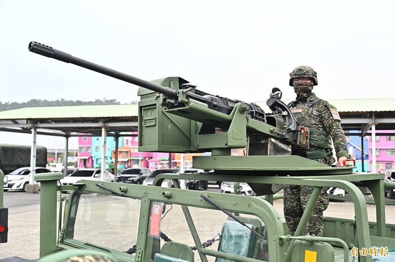 海軍陸戰隊操作的20公厘機砲悍馬車。國防部未來將研究機砲結合AI，增加反制無人機的選項。（資料照）