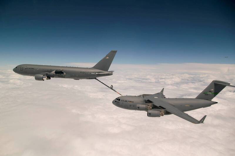 美軍KC-46空中加油機（左上）正為C-17運輸機（右下）加油。（路透檔案照）