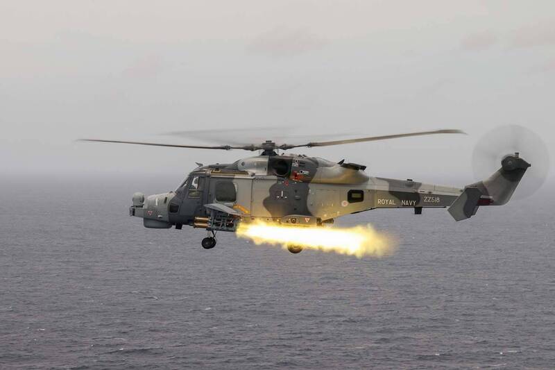 圖為英國皇家海軍以AW159「山貓」直升機發射「岩燕」飛彈瞬間。（英國皇家海軍官網）