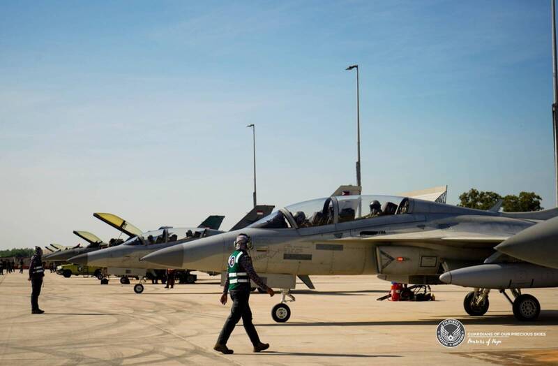 菲律賓是在2014年向南韓簽約採購12架FA-50型機，2017年接收完畢，成軍服役至今僅8年。（菲律賓空軍官方Facebook）