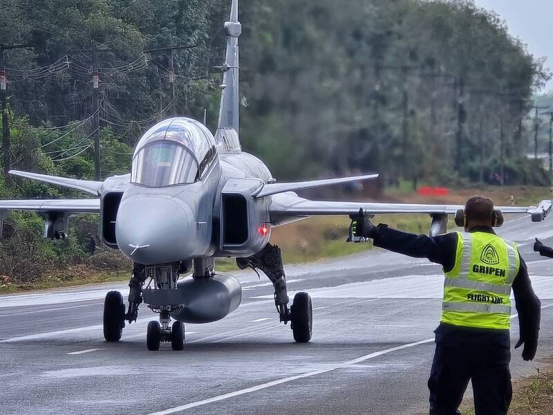 泰國空軍宣布他們於2月27日風光完成了該國首次的公路戰備道起降演練，以驗證JAS-39「獅鷲」戰機的短場起降能力，符合製造商瑞典紳寶的規格。（圖片擷取自泰國空軍臉書）