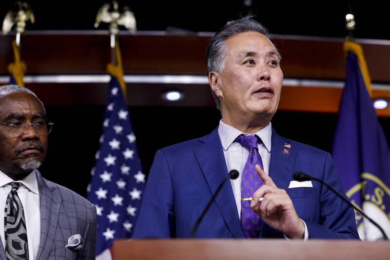 曾擔任眾議院退伍軍人事務委員會主席的民主黨籍眾議員高野（Mark Takano），不認同退伍軍人事務部的大裁員之舉。（法新社檔案照）