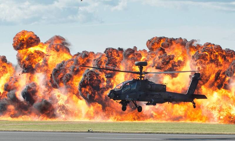 2015年進行火力性能展示的英國陸軍AH-64D型機。（英國陸軍官方Facebook）