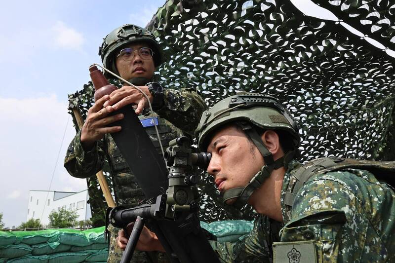 圖為陸軍步兵137旅召員，去（2024）年漢光40號演習期間在編成陣地實施演練。（青年日報官方Facebook）