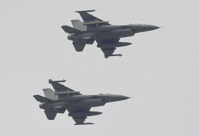 分屬嘉義和花蓮兩個聯隊的兩架F-16V，掛載「AGM-88B」反輻射飛彈完成戰術驗證後，返回花蓮基地時實施高速戰術衝場。（陳姓航迷提供）