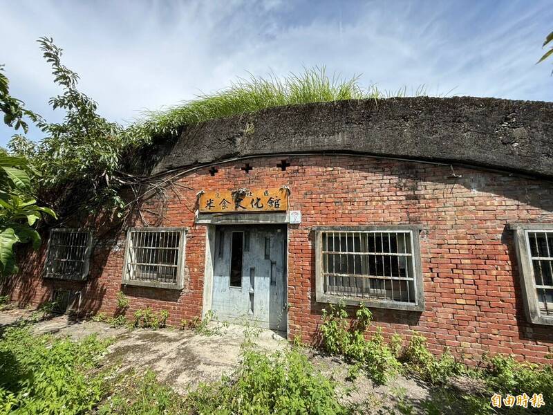 宜蘭市進士社區機堡，為前高後低半弧型建築，方便日軍降落後，由軍伕推進機堡，機頭朝外、機尾朝內擺放，機堡上方再覆土植草進行偽裝，以躲避敵軍轟炸，目前由社區管理，設置「米食文化館」。（記者王峻祺攝）