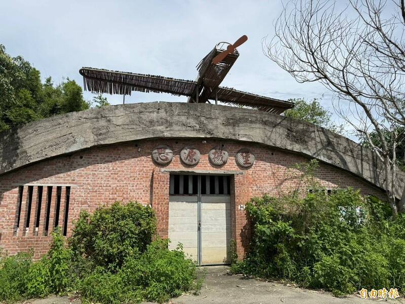 位於宜蘭市與員山鄉交界，傍鄰金六結營區的思源機堡，重新被整頓開放，機堡上方還打造一架竹飛機，成為社區社交活動中心。（記者王峻祺攝）
