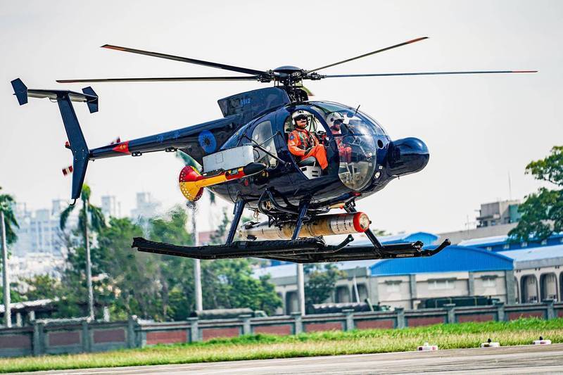 海軍進行500MD/ASW反潛直升機潛力掛載演練，機腹下掛載1枚MK-46輕型魚雷。（圖：取自海軍司令部臉書專頁）