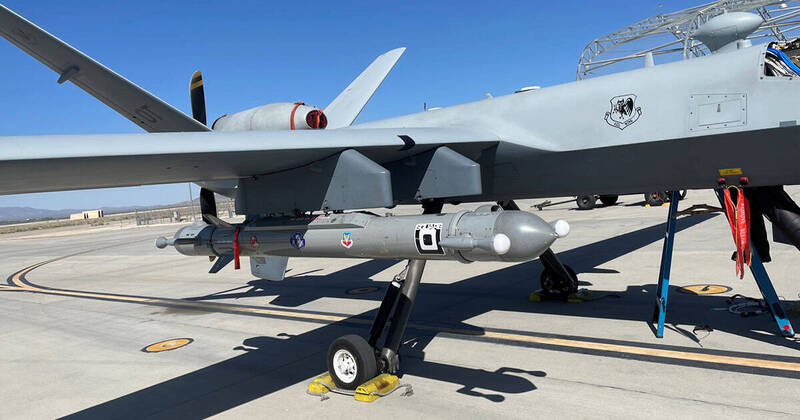 AN/ALQ-167「憤怒小貓」莢艙日前完成在MQ-9A無人機上測試，利用其15小時的強大續航力，驗證長時間電戰干擾的可能性，也藉此提供美軍前線指揮官更多作戰及戰術選項。（圖片擷取自@sohailahmedsa的X帳號）