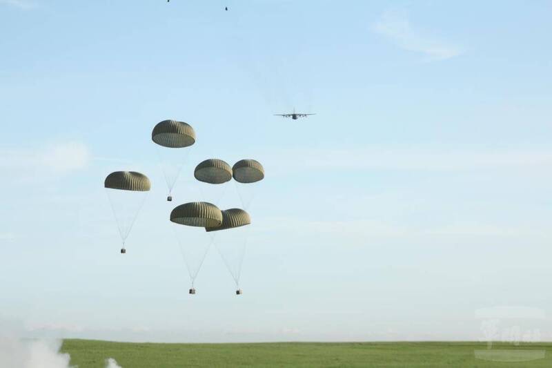 C-130運輸機除了運送人員與物資，也可從事空投、傘兵空降任務。（資料照，軍聞社提供）